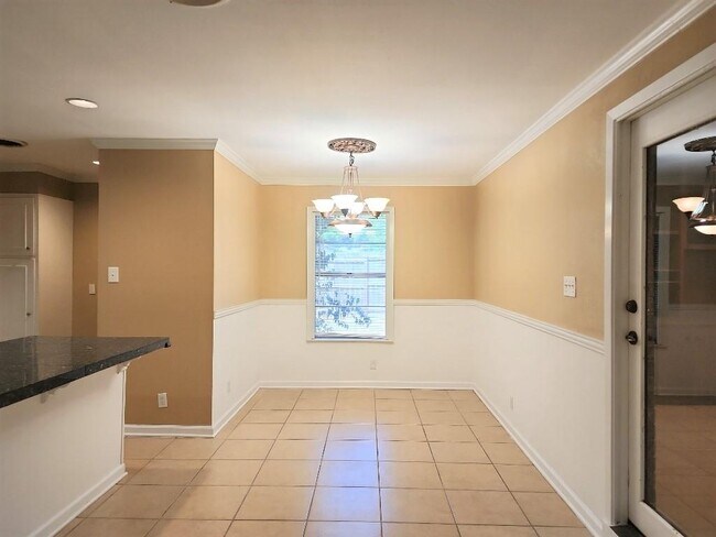 Building Photo - 807 Country Club Rd