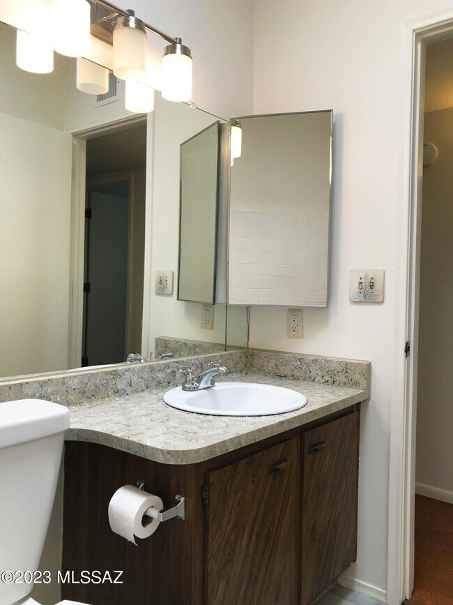 Building Photo - 7800 N Nicole Pl