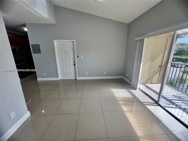 Building Photo - 660 Cypress Club Way