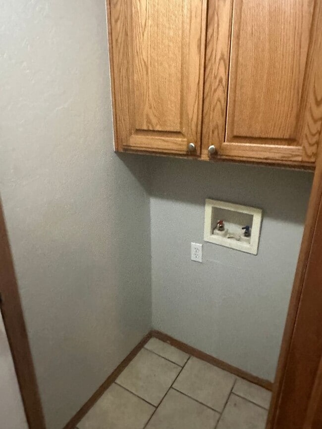 Building Photo - 3 bedroom, 2 bathroom, 2 car garage