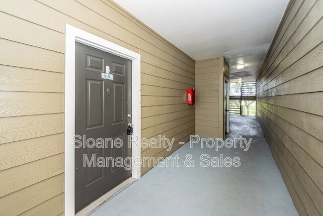 Building Photo - 700 Daniel Ellis Dr