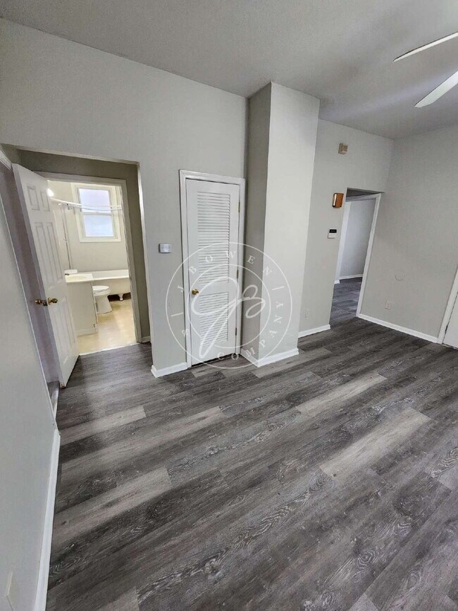 Building Photo - 1/2 off deposit with approved application! Bright & Updated 2-Bedroom Upper | Private Entry | Wat...