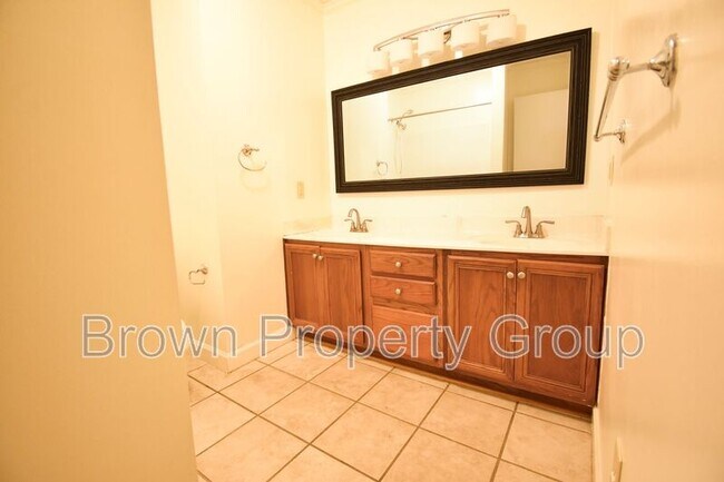 Building Photo - 5115 Lake Valley Dr