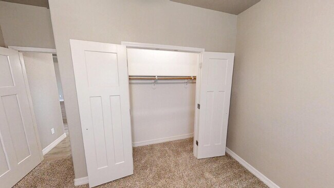 Building Photo - "Charming 4-Bedroom Retreat with Granite Elegance & Cozy Fireplace in Killeen!"