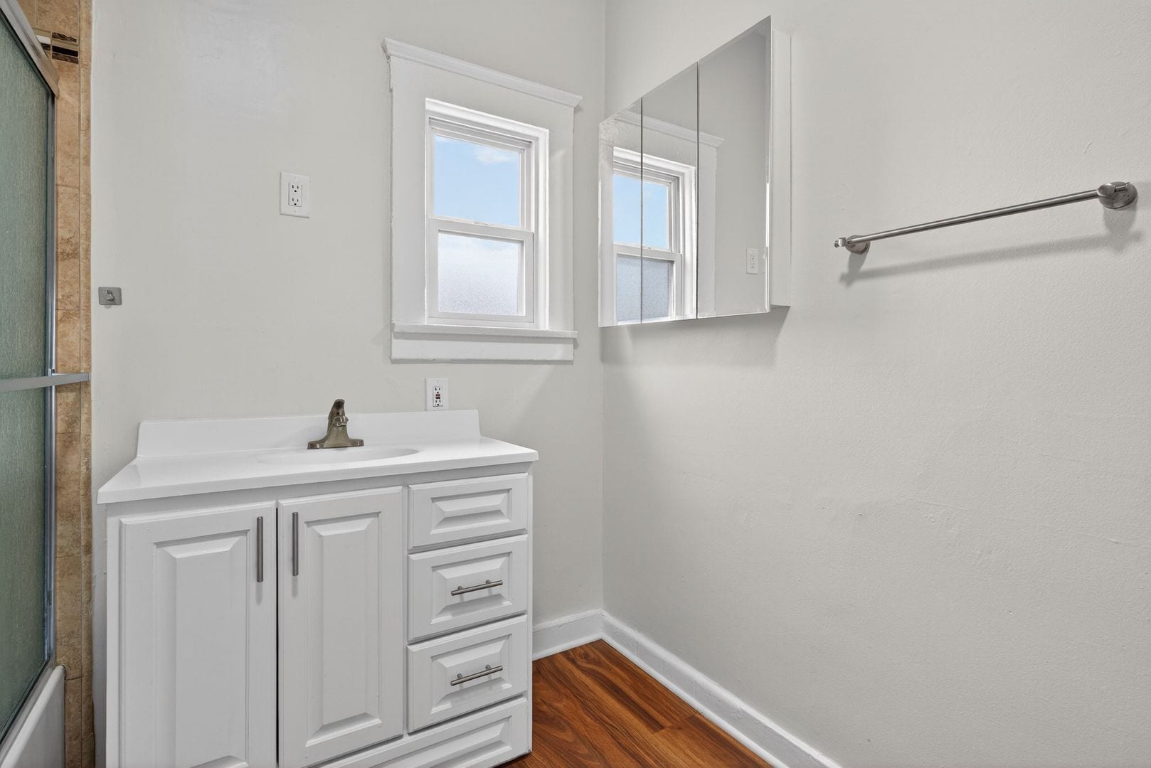 Building Photo - 905 Cherry Ave