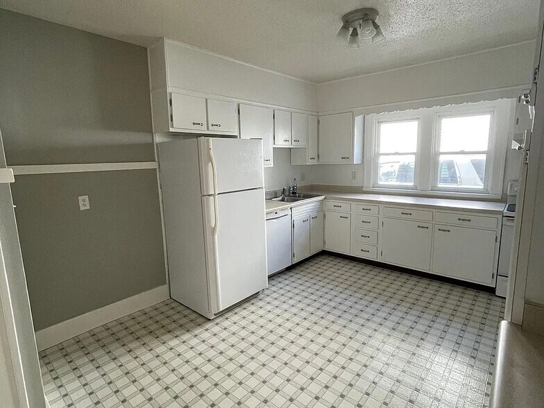 Kitchen - 2318 Storm St