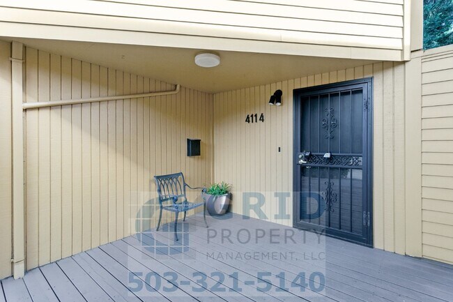 Building Photo - GPM648 - SE Stark St (T1)