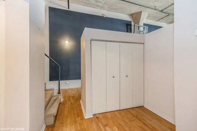 Building Photo - 621 S Plymouth Ct