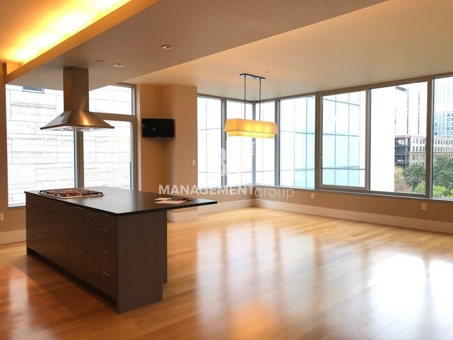 Building Photo - The Metropolitan, Pearl District's only 3b...