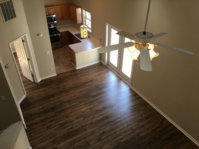 Building Photo - 404 Commons Dr