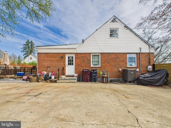 Building Photo - 913 Brooke Rd
