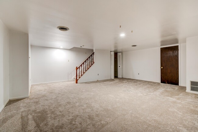 Building Photo - 811 Kings Croft Dr