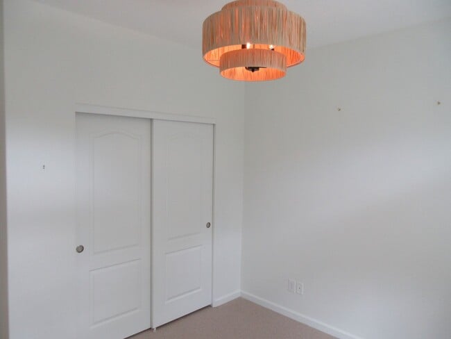 Building Photo - Beautiful Three Bedroom in Silverton