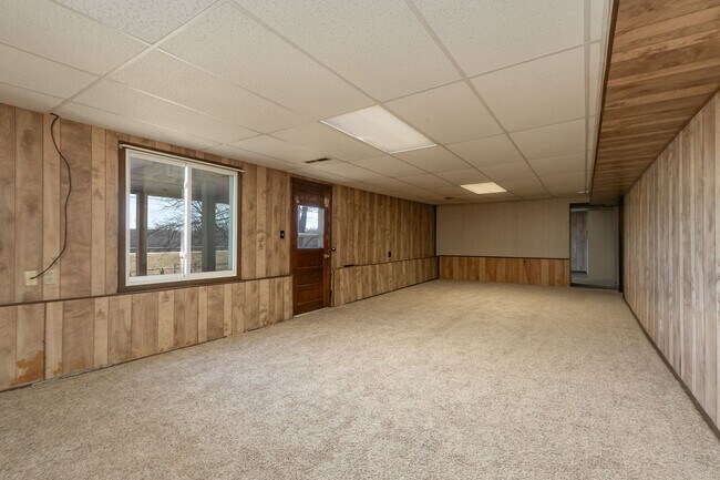 Building Photo - Updated 5 bedroom | 2 bath | 2 car garage | WALK OUT BASEMENT | Fenced backyard | Close to downto...