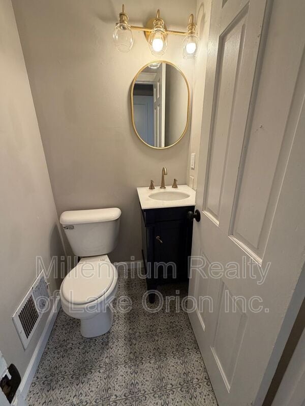 Building Photo - 419 W Iroquois Rd