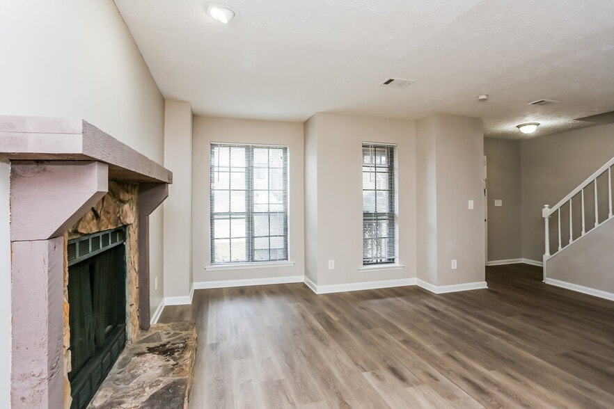 Building Photo - 4723 Old Highgate Entry