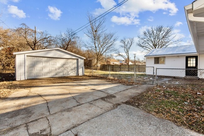 Building Photo - Beautiful 5 bedroom home