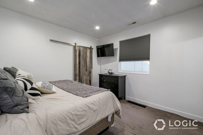 Building Photo - 3070 E 7070 S