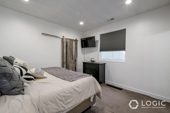 Building Photo - Stunning Home in Cottonwood Heights!!