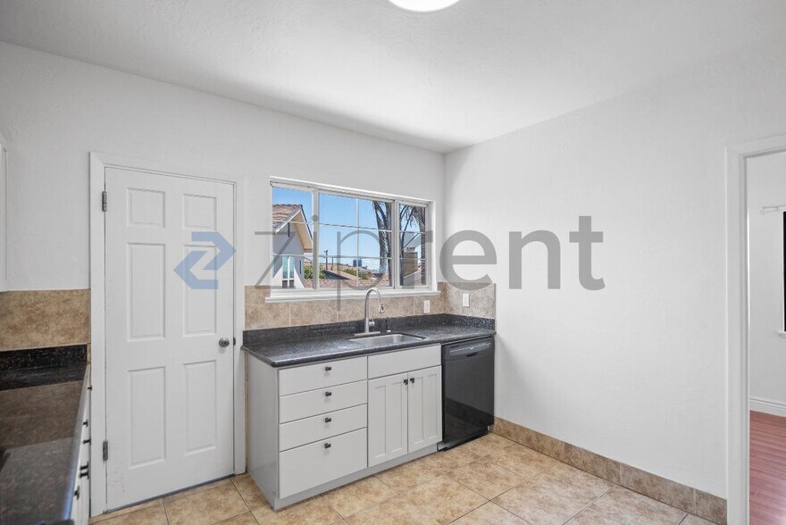 Building Photo - Unit