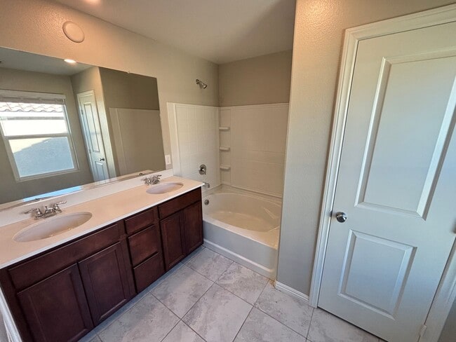 Building Photo - Stunning 3Bed/2Bath/2Car Townhome located in the N. Las Vegas/Tule Springs area!