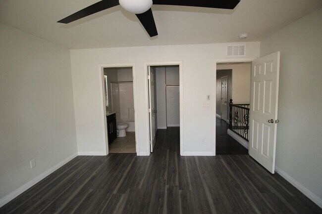 Building Photo - Spacious 4BR/3.5BA Home with Loft – Prime ...