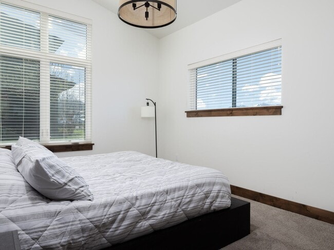 Building Photo - Seasonal Finished 2 BR 2.5 Bath with attac...