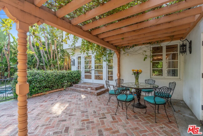 Building Photo - 221 S Beverly Glen Blvd