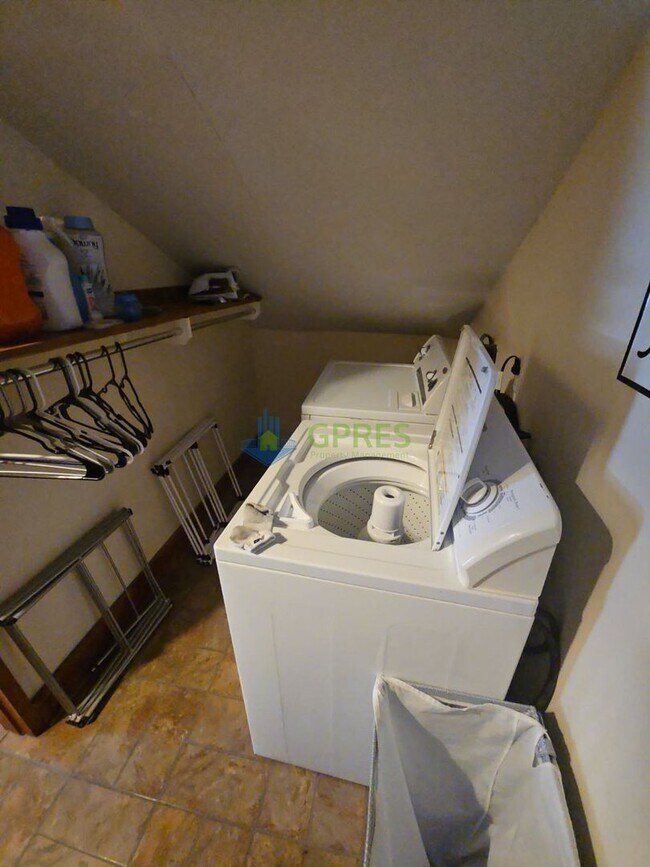 Building Photo - Amazing 2- bedroom 3rd floor apartment in the Southside must see!