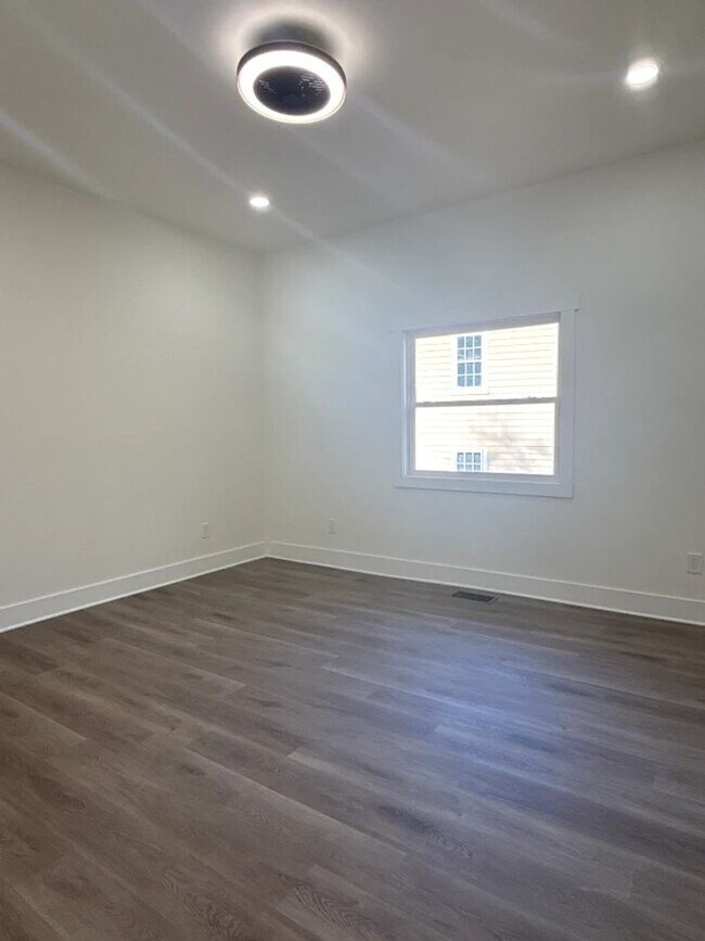 Building Photo - Modern 3BR/2.5BA Home with Spacious Layout