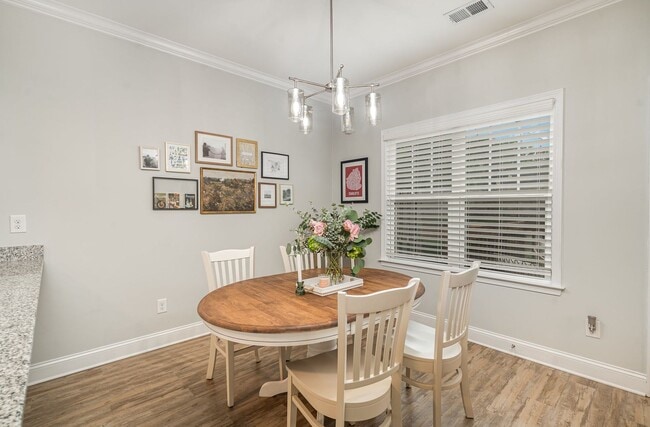 Building Photo - Charming 3-Bedroom Townhome Close to Every...