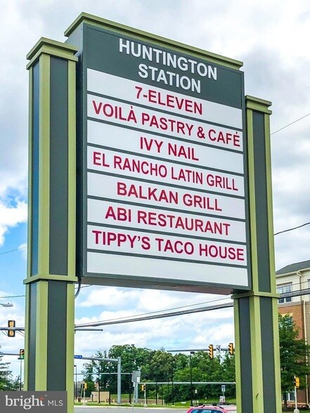 Building Photo - 5904 Mt Eagle Dr