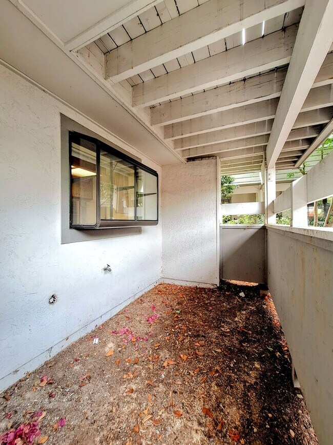 Building Photo - Refurbished Condo on 1st Floor With Laundry, Patio, Garage; Next to Pool!