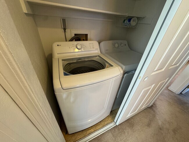 Building Photo - Centrally Located 2 Bed 1 Bath Condo in Colorado Springs!!