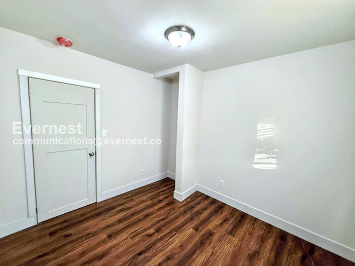 Building Photo - 201 9th Ave W