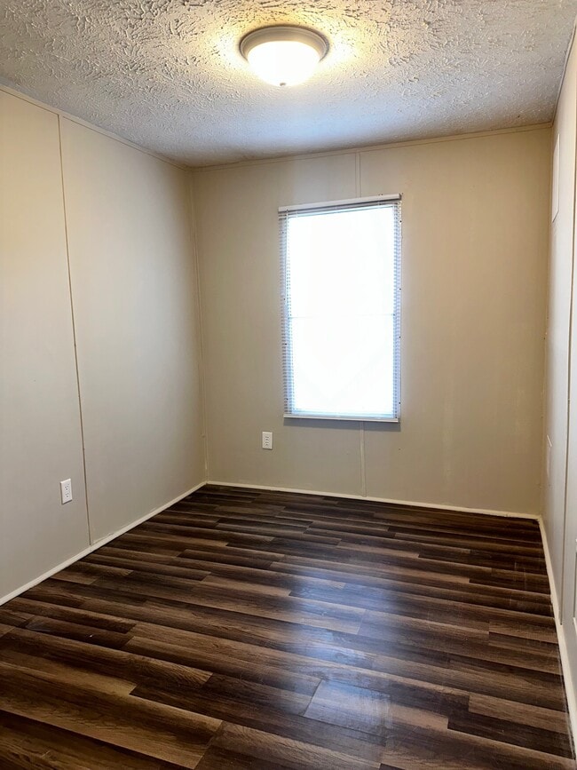 Building Photo - 602 Aster Bend