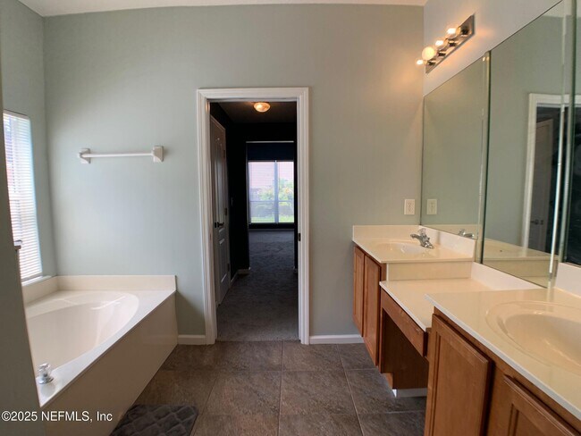 Building Photo - 647 Acorn Chase Dr
