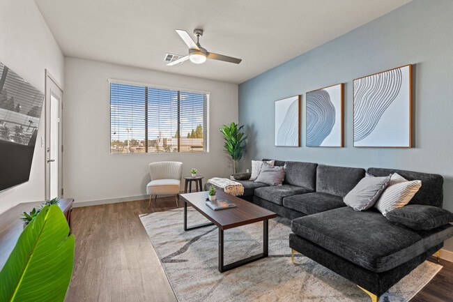 Building Photo - 711 W Broadway Rd