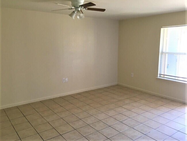 Building Photo - 403 Hedgewood Dr