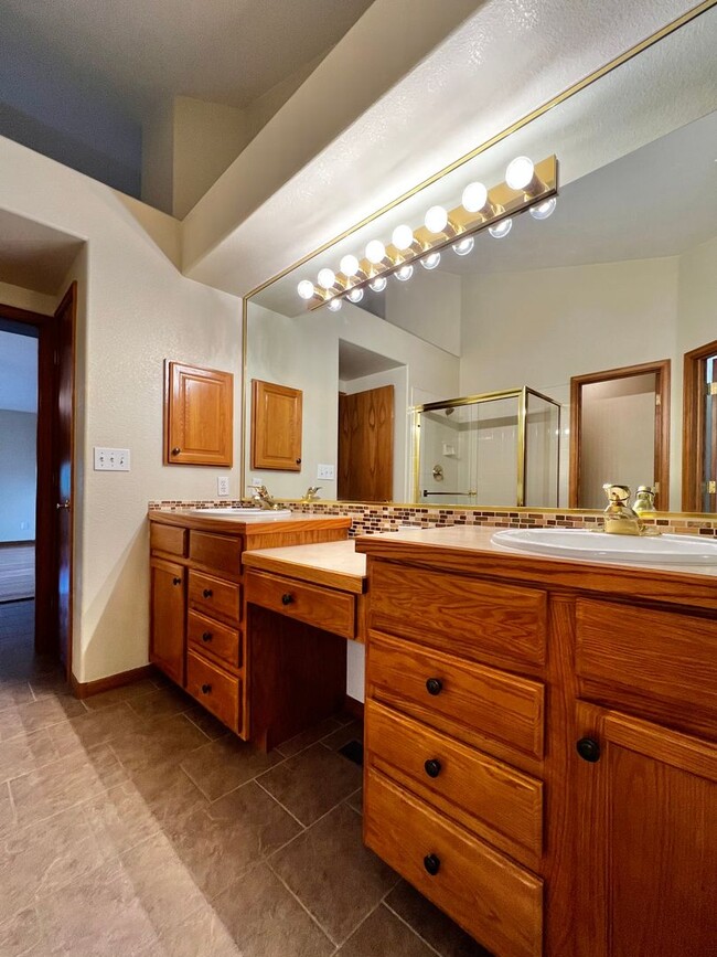 Building Photo - Stunning 4-Bedroom, 4-Bathroom Home in Sou...