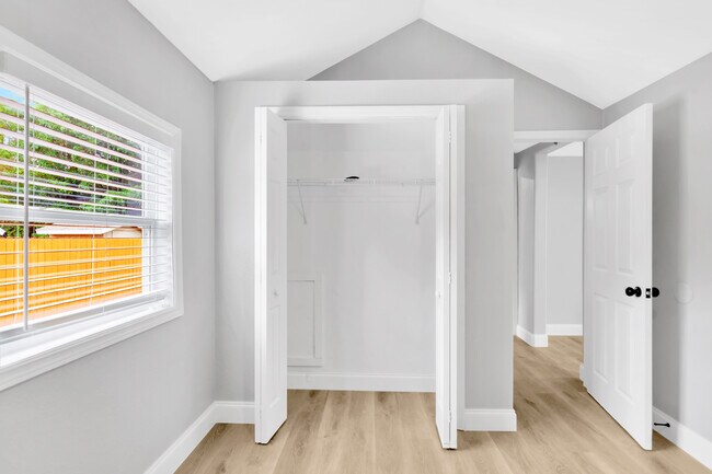 Building Photo - 1515 Sadlon Ave