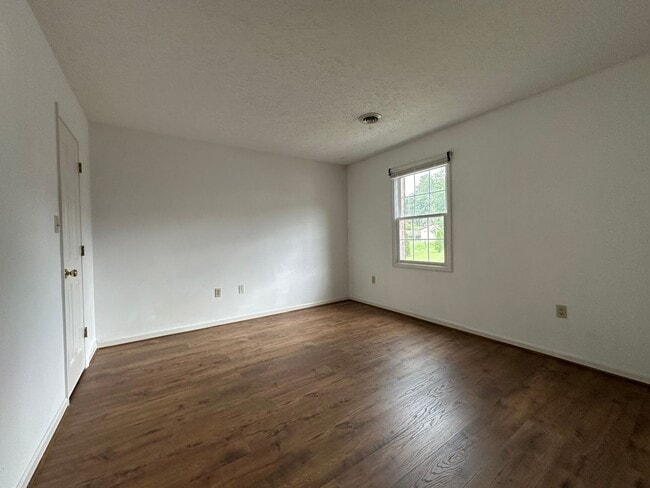 Building Photo - 2 Bedroom / 2 Bath Brick Condo - Bristol, TN