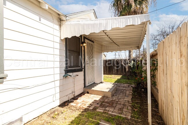 Building Photo - 2 Bedroom/1 Bath Home - $1395 per month!