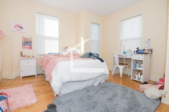 Building Photo - Modern Apt with Laundry In Unit, Stainless Steel Appliances and NO FEE!