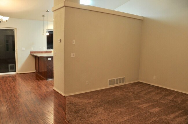 Building Photo - 4 bed 3 bath home with second living room