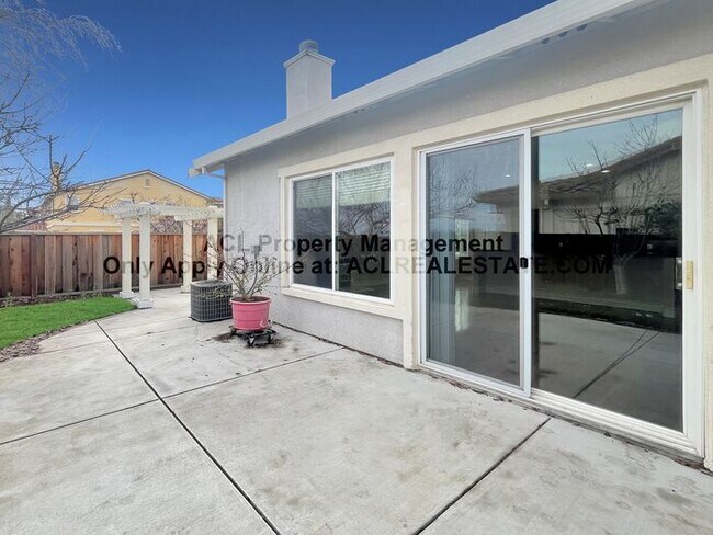 Building Photo - Stunning One Story Brentwood Home In Quite Culdesac