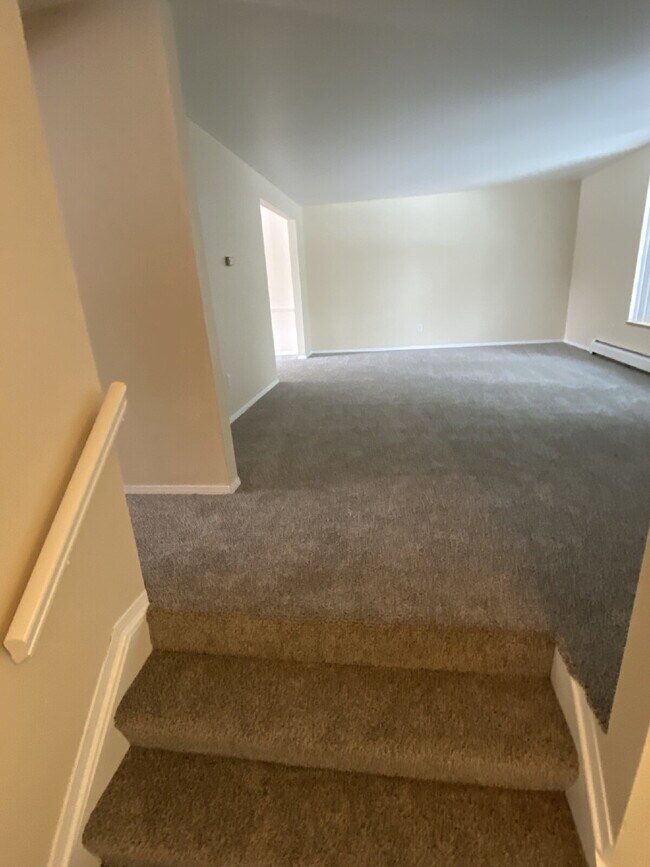 Building Photo - Don't miss out on this 5 bed 2.5 bath hous...