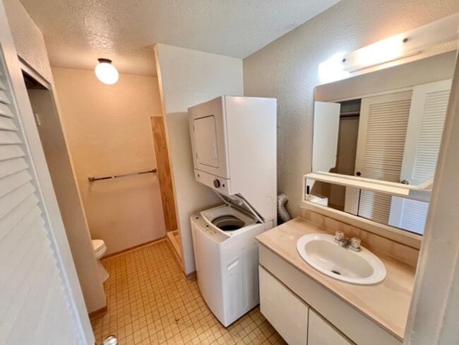 Building Photo - Ihona Townhome Complex/Studio/1BA/1PK