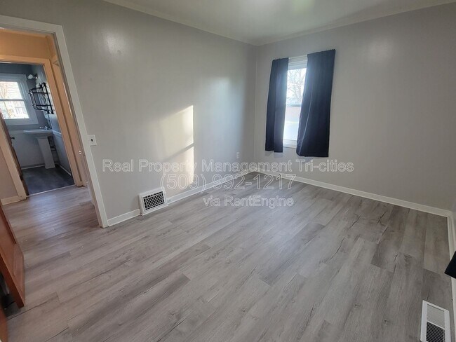 Building Photo - 400/402 Barth Ave