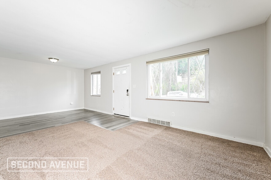 Building Photo - 220 Briarwood Dr